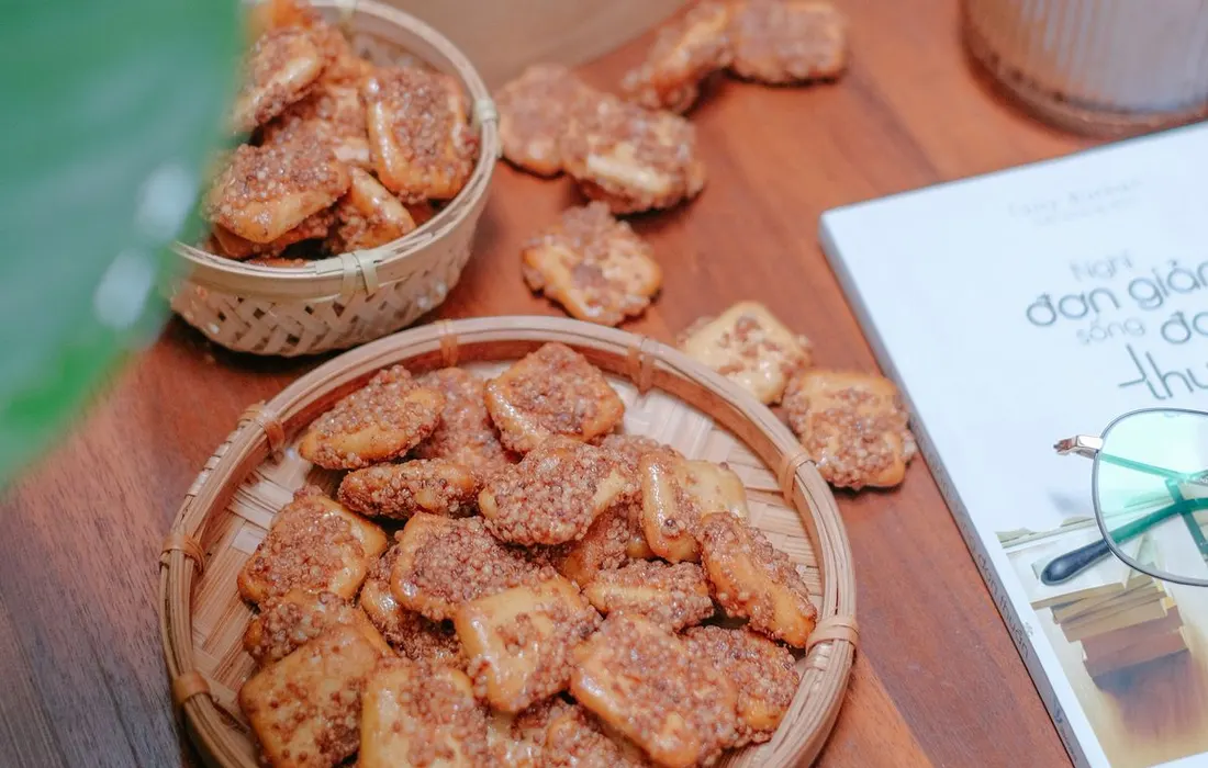 Crackers arranged in woven plates on a wooden table.