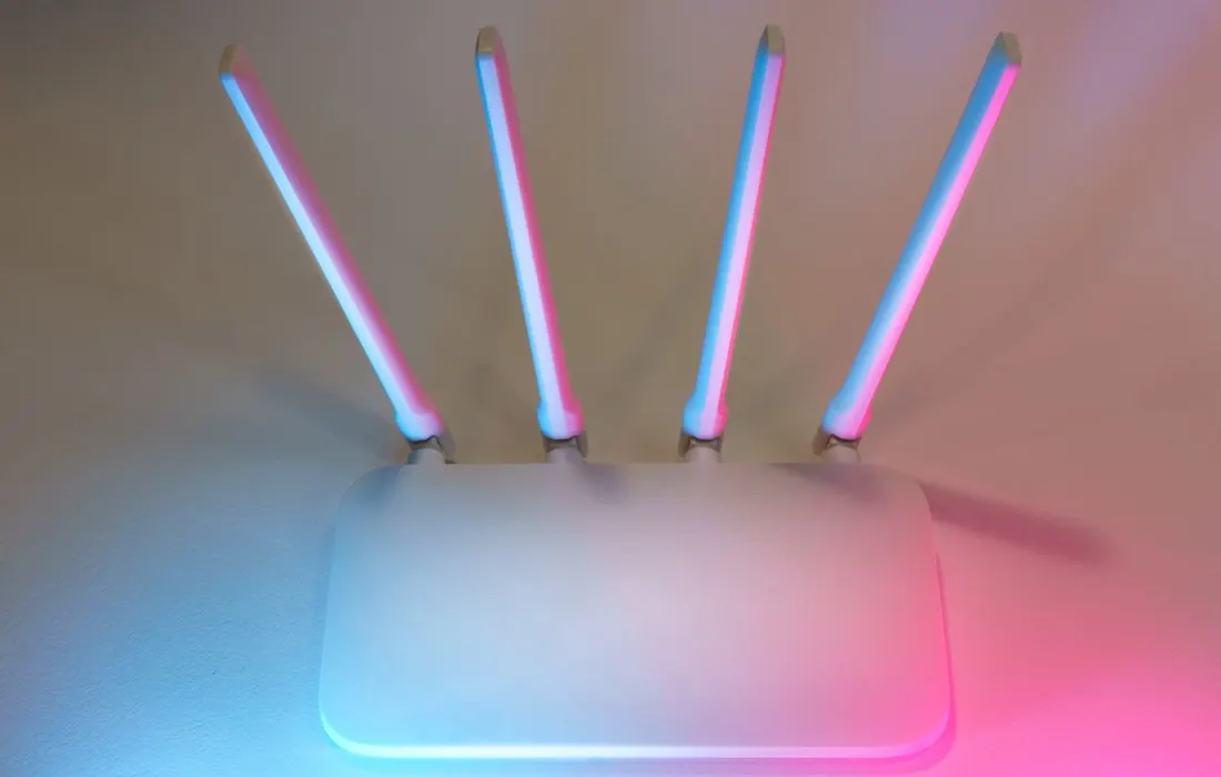 A wireless router with four antennas.