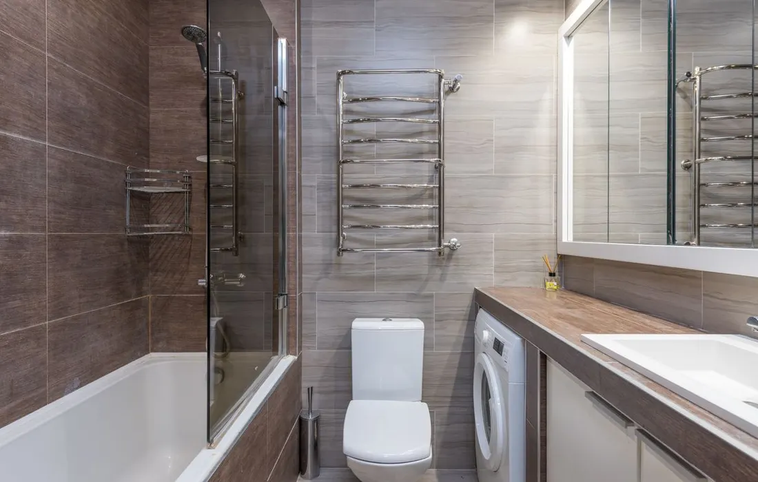 A bathroom with a toilet, sink and bathtub.
